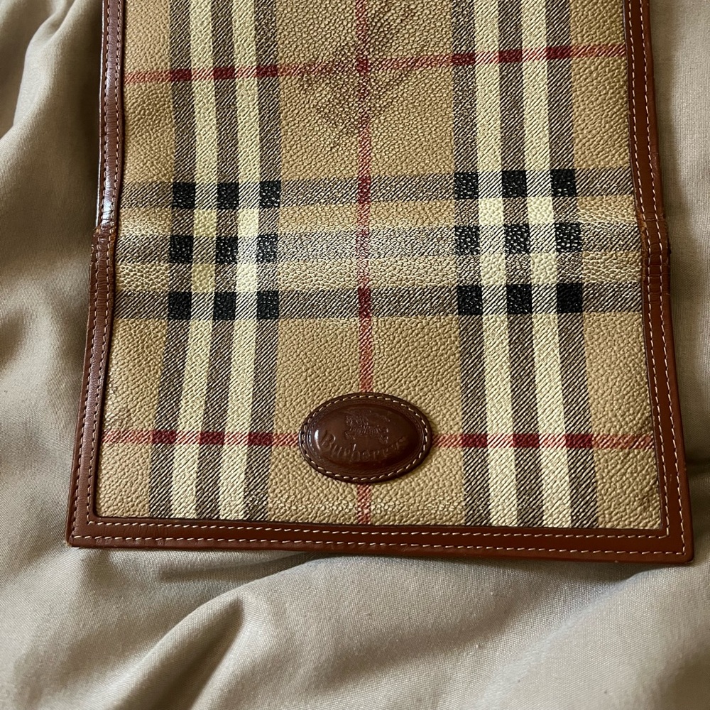 Burberry’s leather wallet